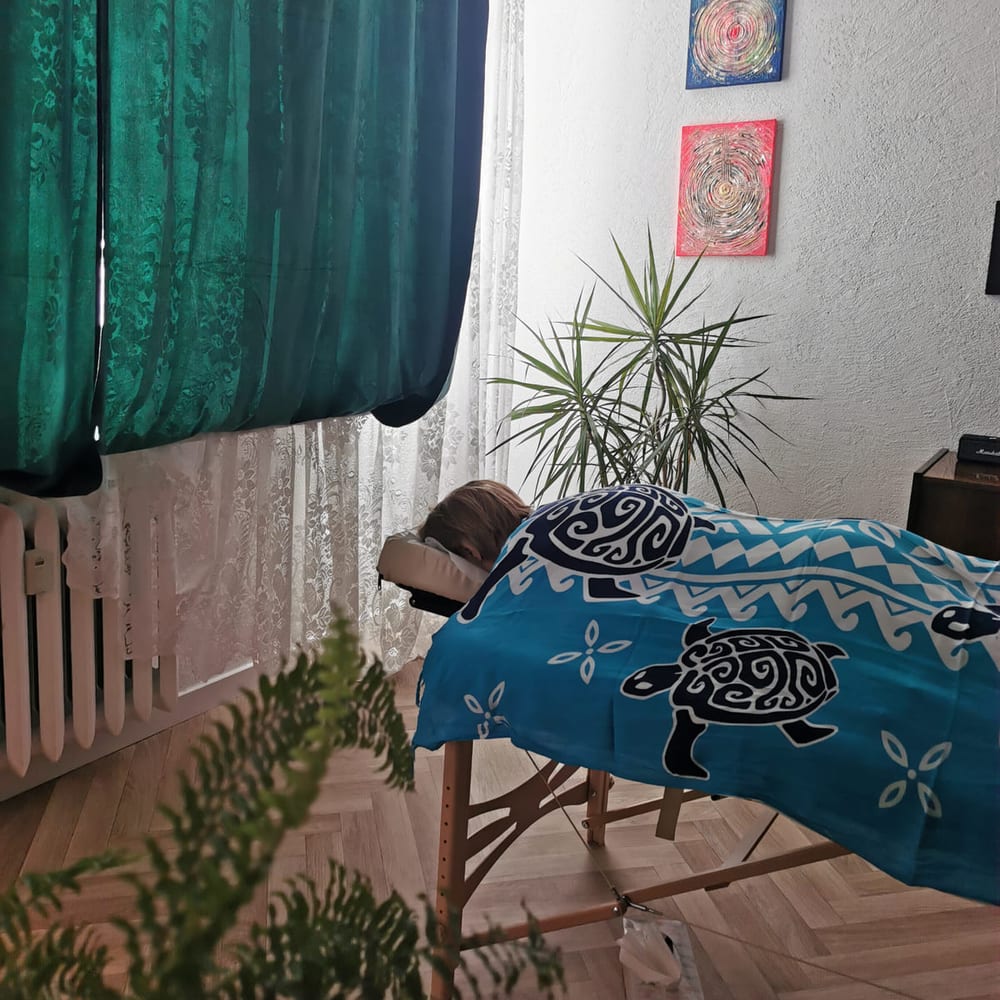 Przygotowany stół do masażu w gabinecie Studio ASA przed sesją